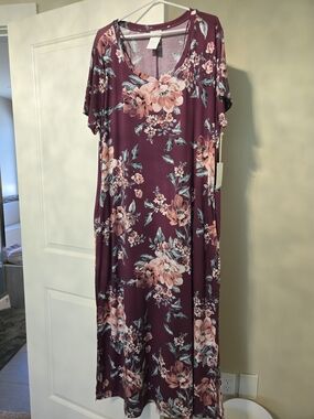 Women's Floral V-Neck Maxi Dress in Plum